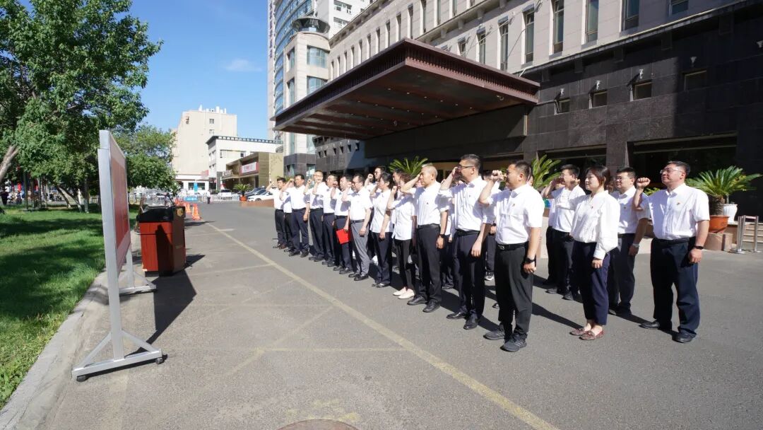内蒙古出版集团举行庆祝中国共产党成立105周年升国旗仪式暨重温入党誓词活动